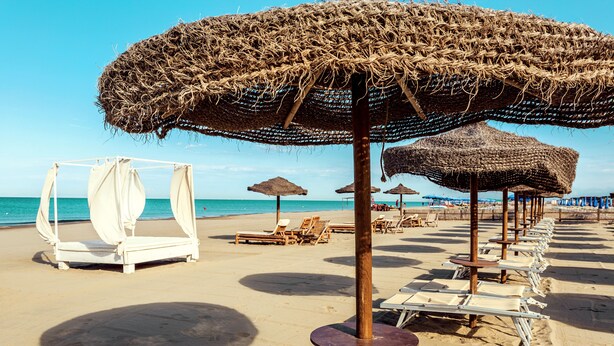 Private beach, white sand, sun loungers, beach umbrellas - Toscana Charme Resort (Pisa)