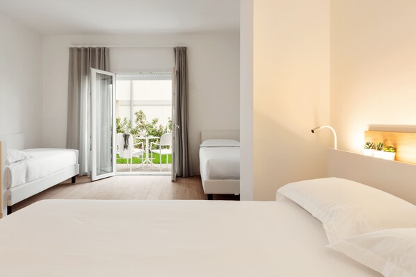 Minibar, in-room safe, desk, laptop workspace - Toscana Charme Resort (Pisa)