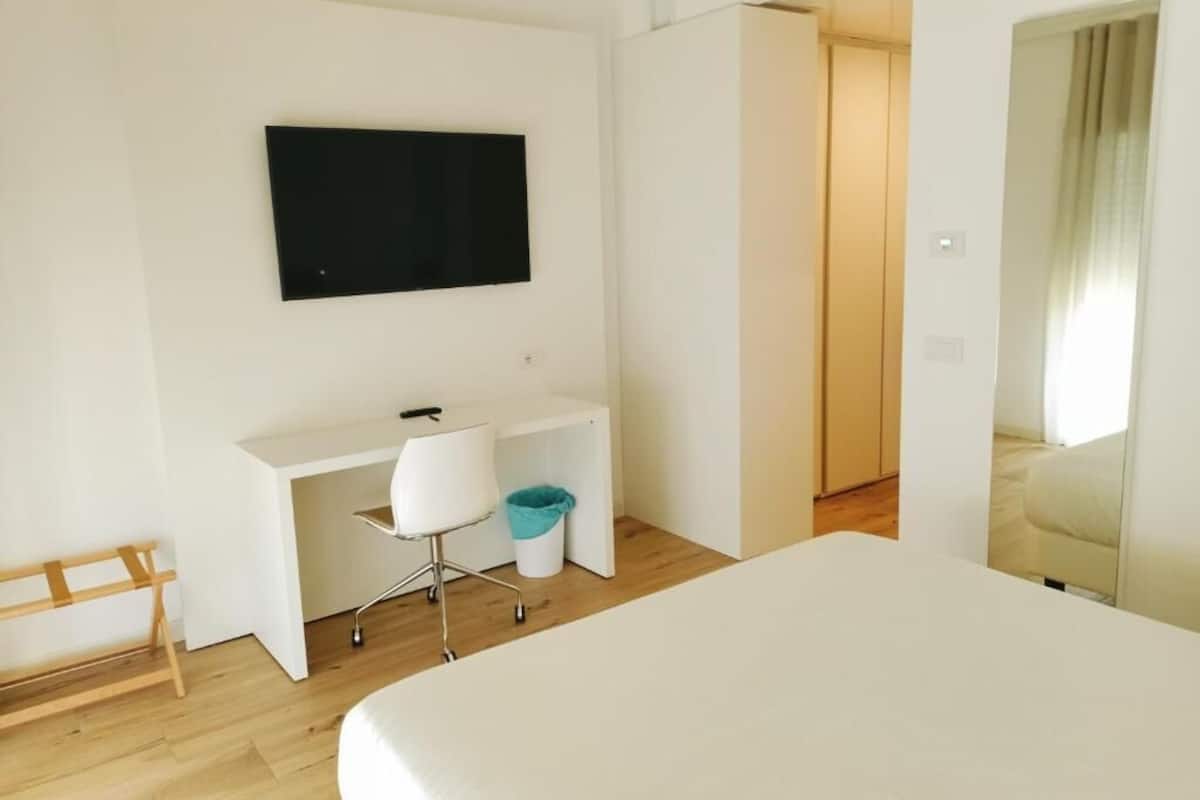 Minibar, coffres-forts dans les chambres, bureau