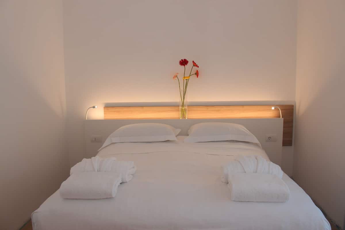 Minibar, coffres-forts dans les chambres, bureau