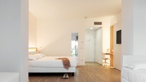 Minibar, in-room safe, desk, laptop workspace - Toscana Charme Resort (Pisa)