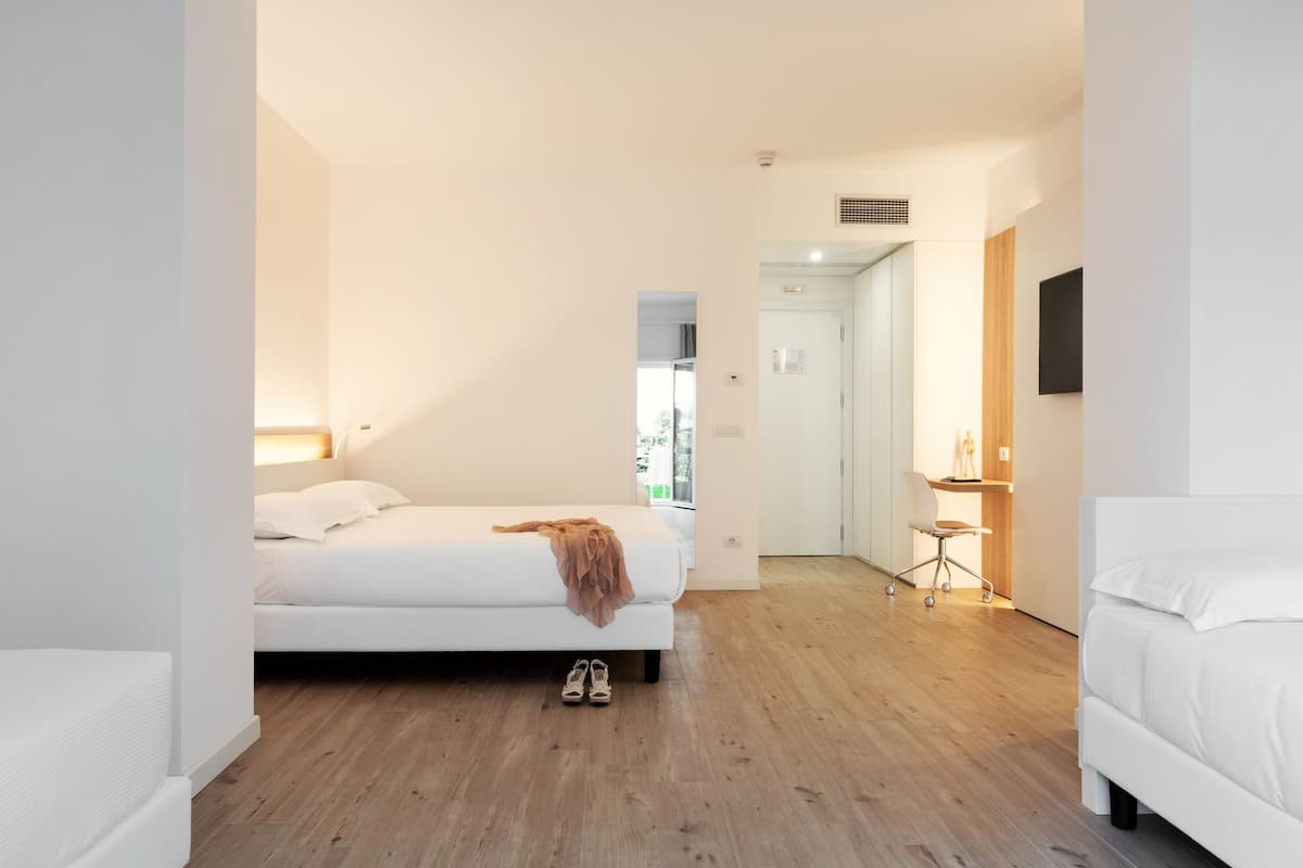 Minibar, caja de seguridad en la habitación y escritorio