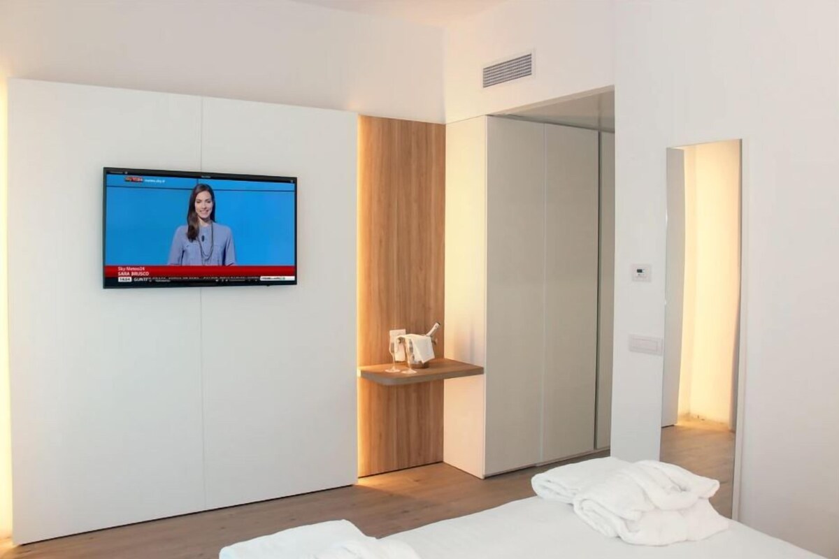 Minibar, in-room safe, desk, laptop workspace
