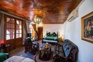 เครื่องนอนระดับพรีเมียม, มินิบาร์, ตู้นิรภัยในห้องพัก, ผ้าม่านกันแสง