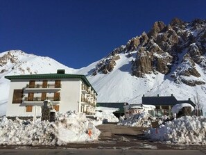 Vista frontal de la propiedad