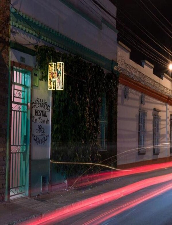 Front of property - La Casa de Adry - Hostal - Hostel (Cali)