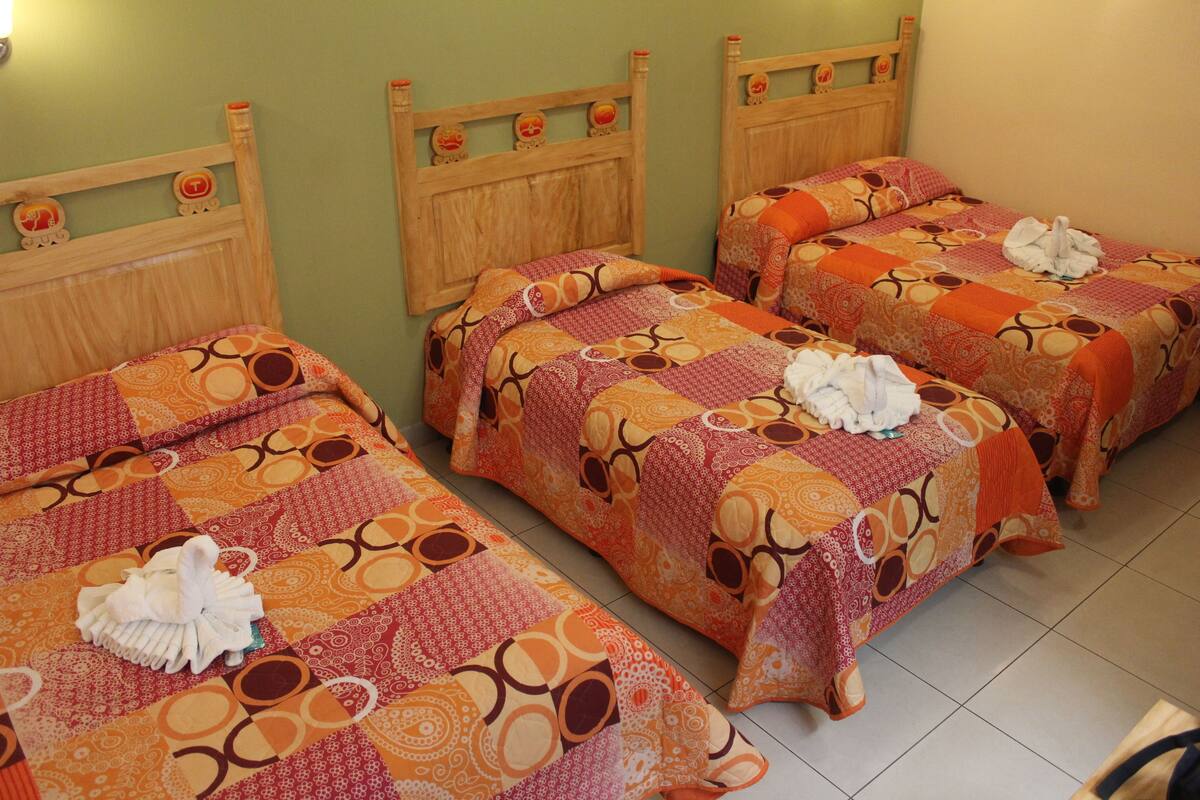 舒適三人房, 多張床, 非吸煙房 | 書桌、熨斗/熨衣板、免費無線上網、床單