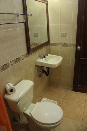 舒適三人房, 多張床, 非吸煙房 | 浴室 | 淋浴設備、免費盥洗用品、吹風機、毛巾