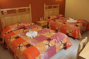 舒適雙人或雙床房, 2 張標準雙人床, 非吸煙房 | 書桌、熨斗/熨衣板、免費無線上網、床單