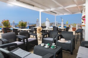 Quầy bar bên hồ bơi