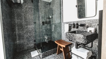 Ducha, artículos de tocador ecológicos, secador de pelo, pantuflas