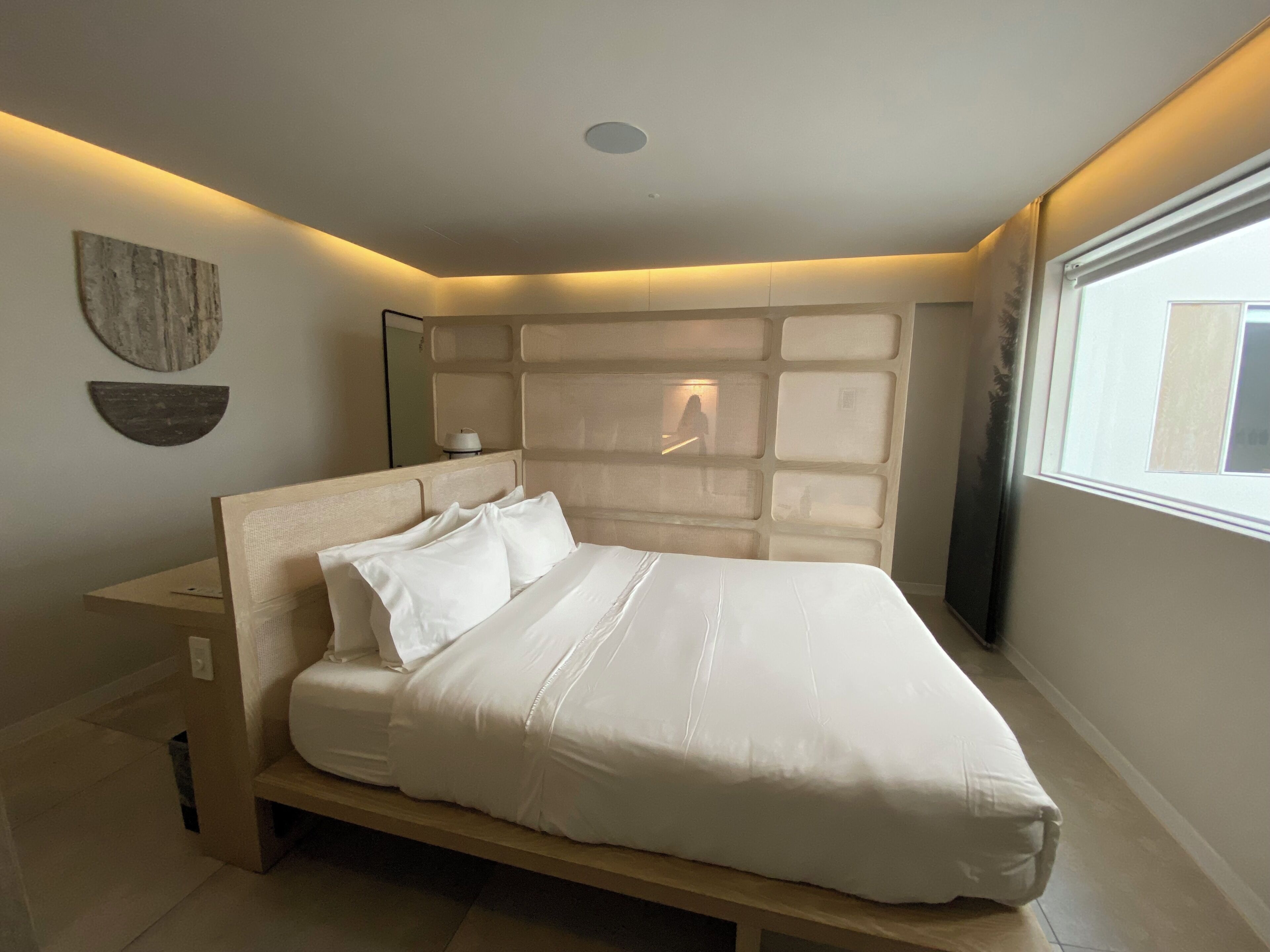 1 bedroom, Egyptian cotton sheets, premium bedding, down comforters