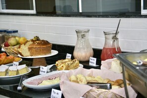 Free daily buffet breakfast  - Sense Hotel Araucária (Araucaria)