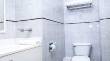 Sencilla King | Bathroom | Shower, rainfall showerhead, free toiletries, hair dryer