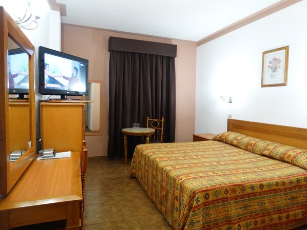 Sencilla King | Blackout drapes, iron/ironing board, free WiFi, bed sheets