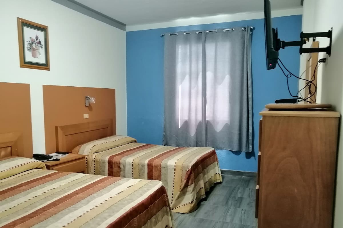 Habitación Business doble, 2 camas de matrimonio, accesible para personas con discapacidad | Cortinas opacas, tabla de planchar con plancha, wifi gratis
