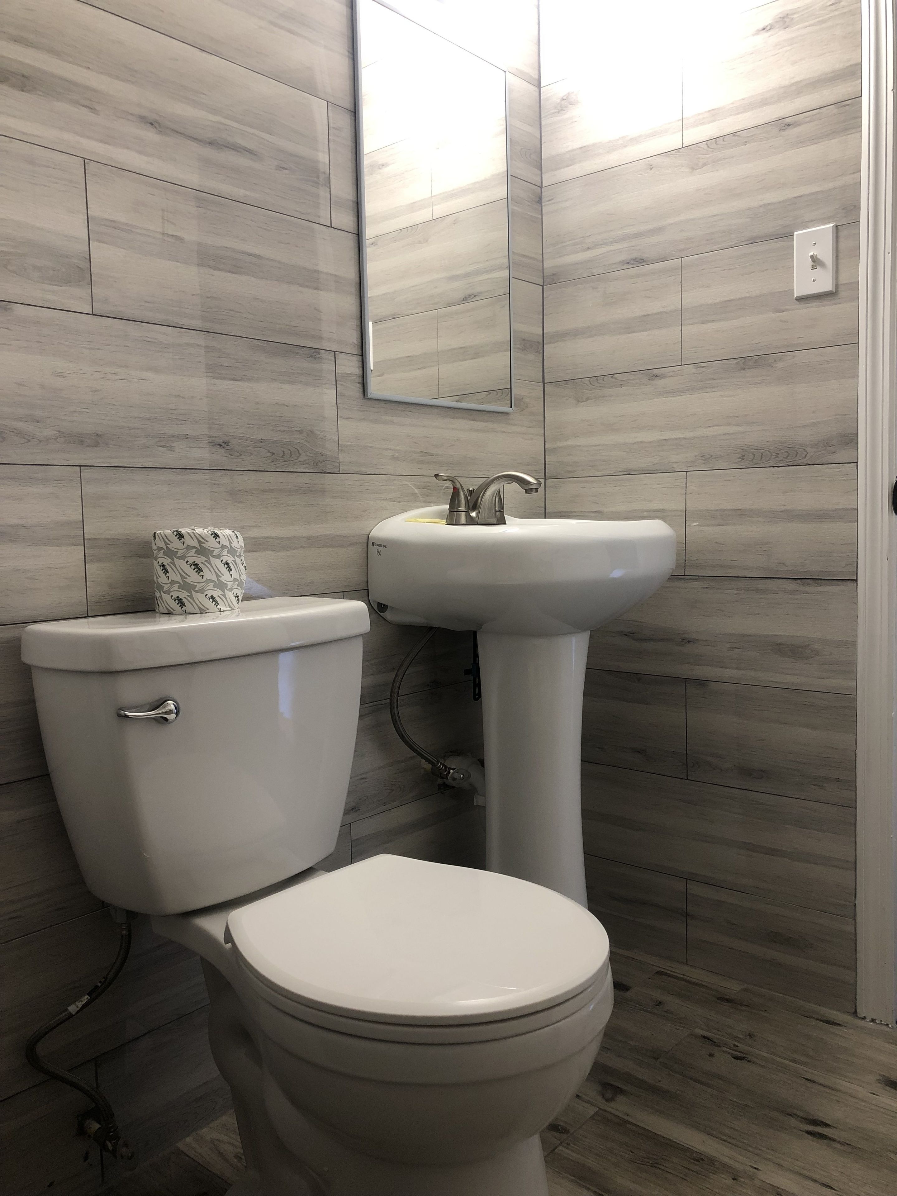 Chuveiro, toalhas de banho