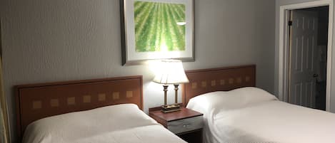 Kahden hengen huone, 2 parisänkyä, tupakointi kielletty | Yksilöllisesti sisustettu, yksilöllisesti kalustettu, työpöytä