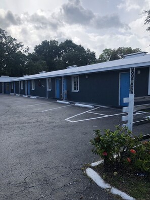 Free self parking - Bay Breeze Inn Bradenton Downtown (Bradenton)