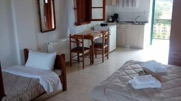 Tripla Comfort (1) | Una scrivania, ferro/asse da stiro, letti aggiuntivi (a pagamento)