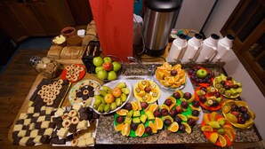 Una encimera de cocina con diversos alimentos y electrodomésticos.