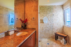 Shower, rainfall showerhead - Puerta Al Mar - Suite 105 (Isla Mujeres)