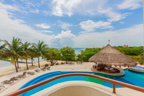 Outdoor pool - Puerta Al Mar - Suite 105 (Isla Mujeres)