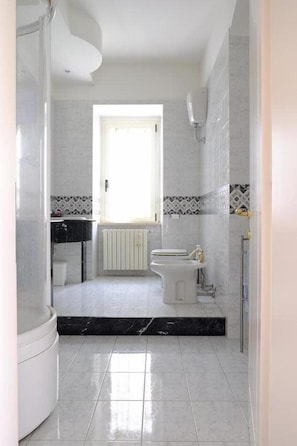 Shower, jetted bath, hydromassage showerhead, free toiletries