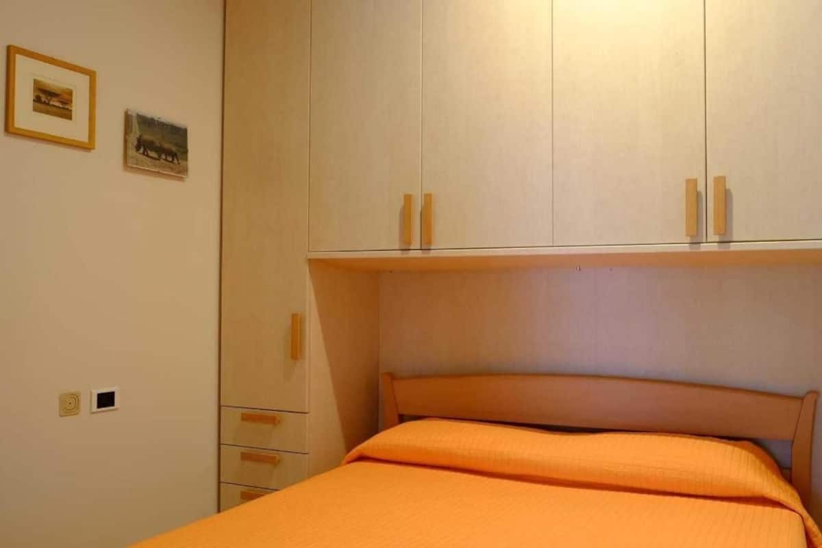 Iron/ironing board, free WiFi, bed sheets