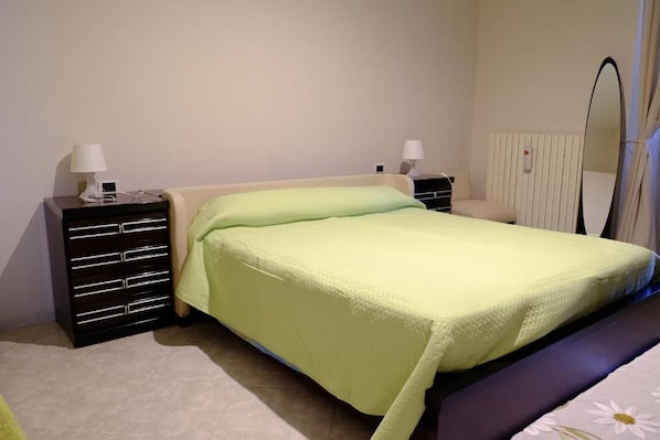 Iron/ironing board, free WiFi, bed sheets