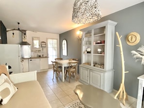 Family Suite, Private Bathroom, Pool View (Amandier) | Lounge - Le Jardin de Lau (Aubignan)