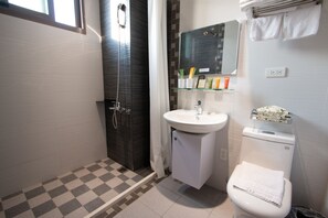 Dobbeltrom – comfort, 1 queensize-seng, ikke-røyk | Bad | Dusj, regndusjhode, toalettartikler (inkludert) og hårføner