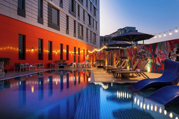 Outdoor pool, pool umbrellas, sun loungers