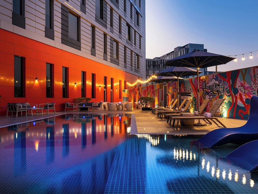 Utendørsbasseng, bassengparasoller og solsenger