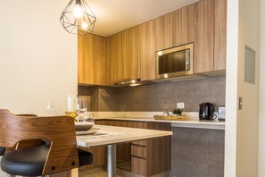 Refrigerador, microondas, horno, placa de cocina