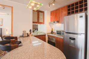 Refrigerador, microondas, horno, placa de cocina