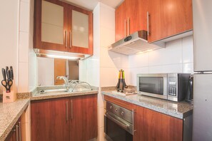 Apartamento standard, 1 cama de casal e sofá-cama, para não fumantes | Cozinha privada | Geladeira, micro-ondas, fogão, cooktop