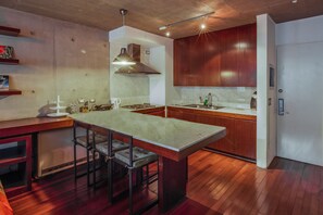 Geladeira, micro-ondas, fogão, cooktop