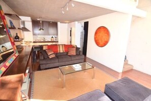 Loft Deluxe, 1 cama de matrimonio grande con sofá cama, no fumadores | Zona de estar | Una televisión de pantalla plana