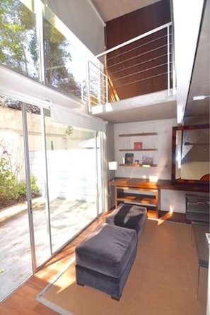 Loft luxo, 1 cama King e sofá-cama, para não fumantes | Área de estar | TV de tela plana