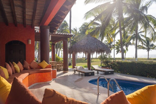 3 outdoor pools, open 6 AM to 11 PM, pool umbrellas, pool loungers - Villa Tortuga (Zacualpan)