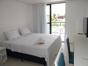 Apartamento Standard Duplo | 각각 다른 스타일의 인테리어, 각각 다르게 가구 비치, 암막 커튼, 침대 시트