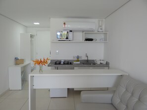 Microwave, stovetop, blender, cookware/dishes/utensils - Laguna Beach Flat by AFT (Ipojuca)