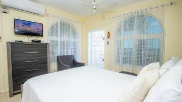 1 bedroom, Egyptian cotton sheets, premium bedding, Select Comfort beds