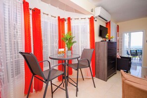 1 bedroom, Egyptian cotton sheets, premium bedding, Select Comfort beds - Columbus Heights Ocean View Large Studio (Ocho Rios)