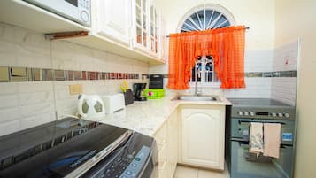 Deluxe Studio Suite, 1 King Bed, Non Smoking | Private kitchen | Full-size fridge, microwave, oven, stovetop