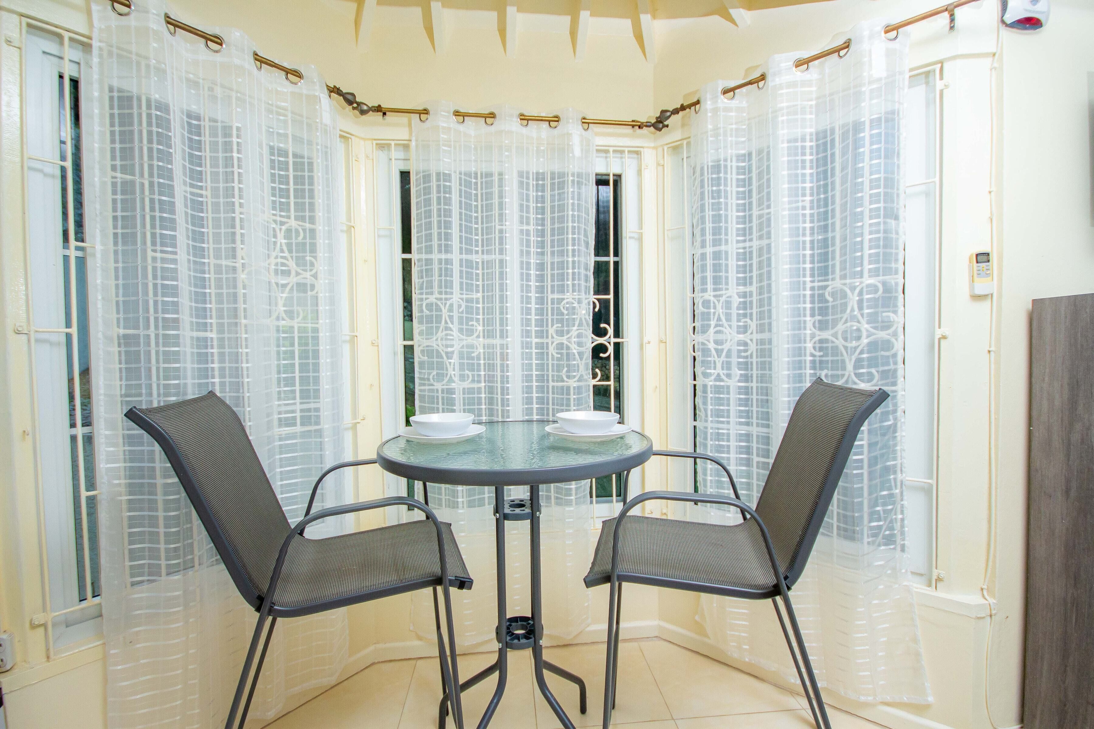 Smart TV 40-inch có truyền hình cáp, Netflix, đầu đĩa DVD 