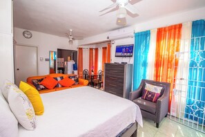1 bedroom, Egyptian cotton sheets, premium bedding, Select Comfort beds - Columbus Heights Ocean View Large Studio (Ocho Rios)