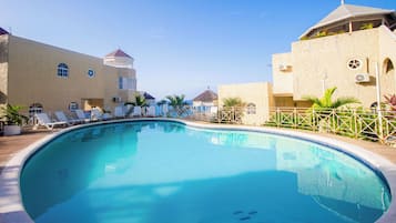 6 outdoor pools