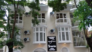 Un bâtiment sur lequel on peut lire l’inscription « Averia Hotel Boutique » et qui est équipé de plusieurs unités de climatisation.